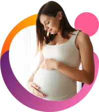 Grávida com a mão na barriga